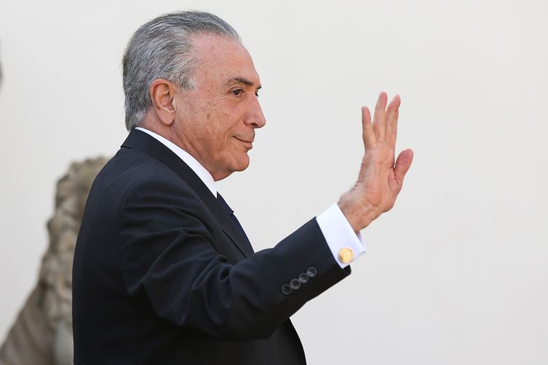 Temer afasta vices da Caixa
