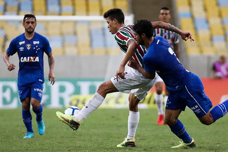 Fluminense vence Cruzeiro com um jogador a menos no Maracanã