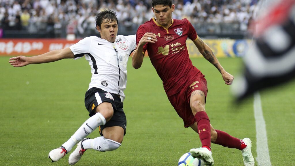 Jogadores do Corinthians suam camisas para mostrar a marca Omo Sports