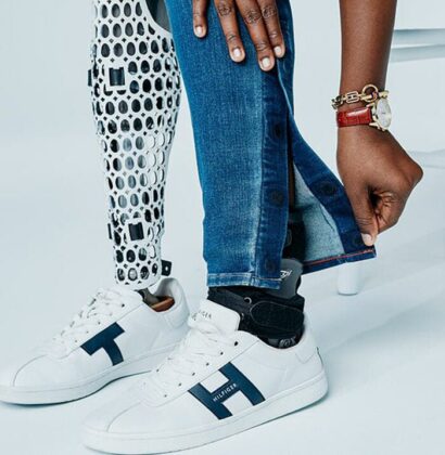 Tommy Hilfiger cria linha de roupas para pessoas com deficiência