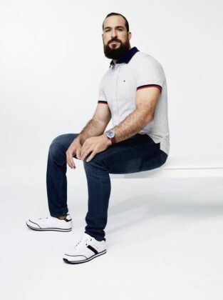 Tommy Hilfiger cria linha de roupas para pessoas com deficiência