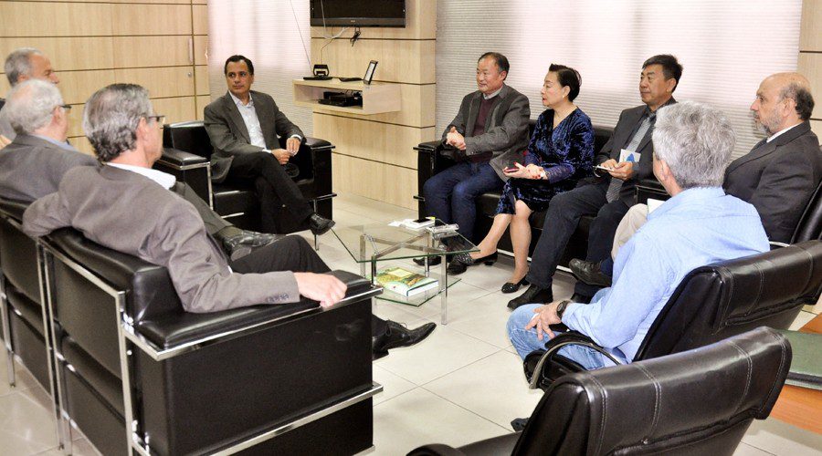 Empresários chineses propõem fábrica de carros elétricos em Vila Velha