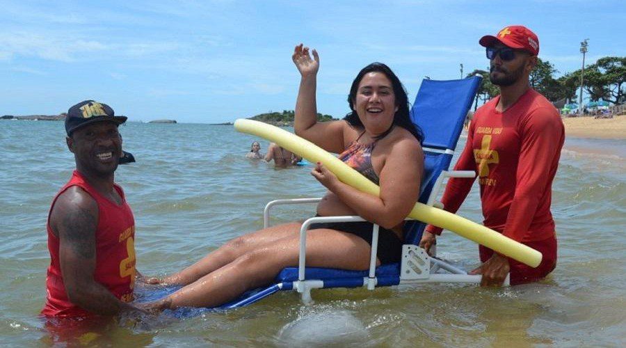 Projetos de acessibilidade na praia funcionam também no inverno