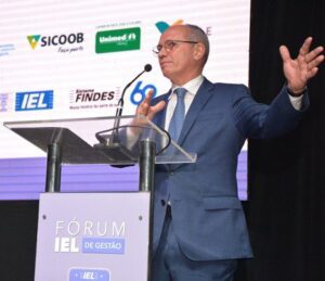 Em evento com FHC, Hartung defende liderança coletiva