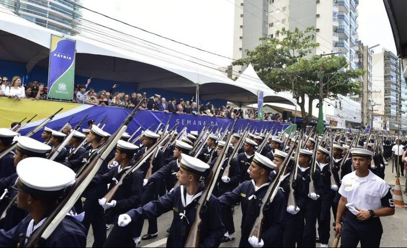 Desfile cívico atrai 30 mil pessoas em Guarapari
