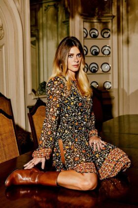 Carolina Dieckmann no estilo anos 70 em campanha da Ateen