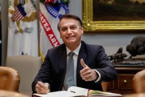 Bolsonaro confirma que não haverá horário de verão neste ano