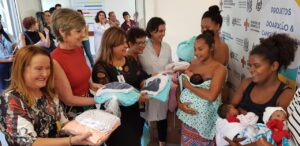 Mães e recém-nascidos ganham kits feitos por estudantes