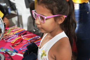 Crianças recebem atendimento oftalmológico gratuito nas escolas