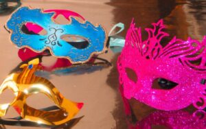 Oficinas de máscaras carnavalescas e escultura em tela
