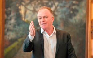O governador Renato Casagrande participou da apresentação dos resultados do primeiro semestre do Banestes
