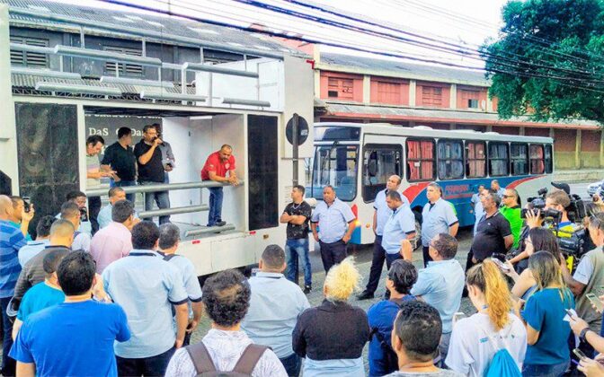 Uma nova delibera&ccedil;&atilde;o sobre a manuten&ccedil;&atilde;o da greve dos rodovi&aacute;rios ser&aacute; feita nesta ter&ccedil;a-feira (13), &agrave;s 16h, tamb&eacute;m na Pra&ccedil;a Oito, no Centro