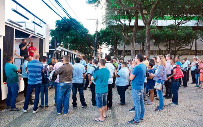 Greve dos rodoviários continua nesta terça (13)