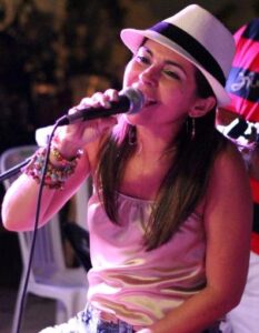 cantora Luciana Nunes em voz e violão 