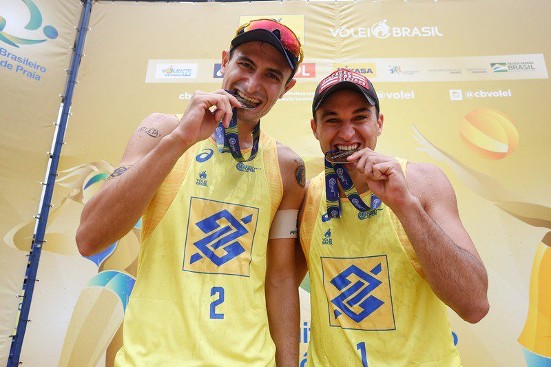 Capixaba conquista ouro em casa no vôlei de praia