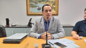 Prefeito Max Filho na coletiva sobre nova iluminação na cidade 