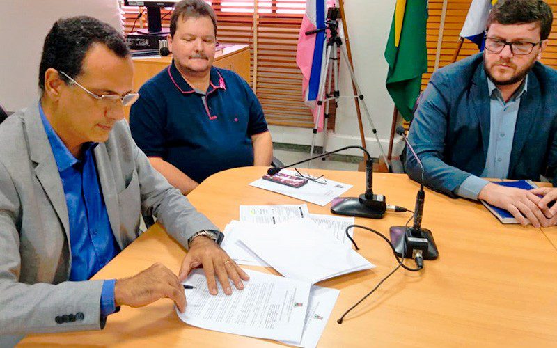 Prefeito de Vila Velha, Max Filho, anuncia nova iluminação de Vila Velha