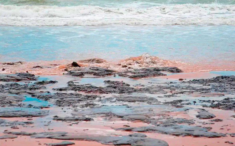 Óleo atinge novas áreas no litoral capixaba
