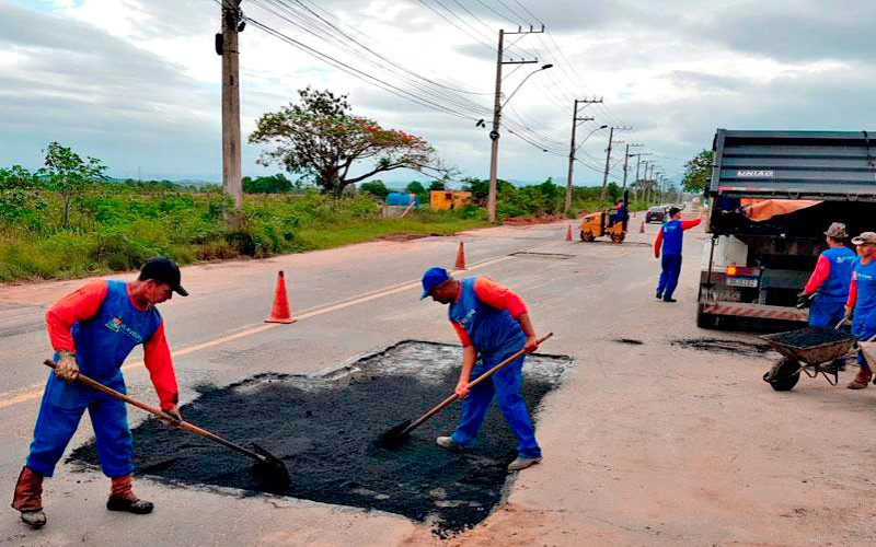 Prefeitura de Vila Velha tapando buraco em via