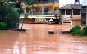 ES e MG pedem socorro: mais cidades embaixo d'água