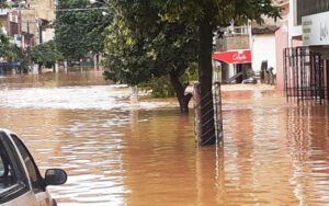 ES e MG pedem socorro: mais cidades embaixo d'água