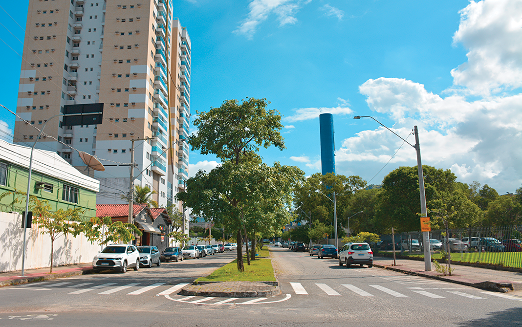 Vista da Avenida Carlos Moreira Lima, em Bento Ferreira, Vitória
