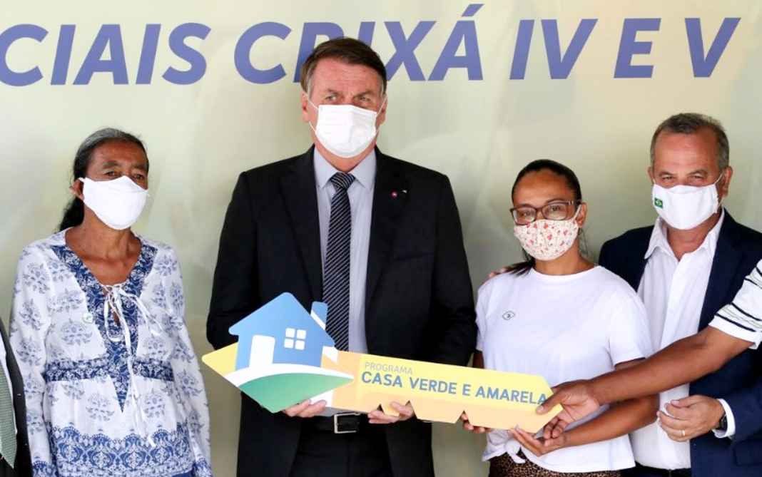 bolsonaro entrega casas a familias
