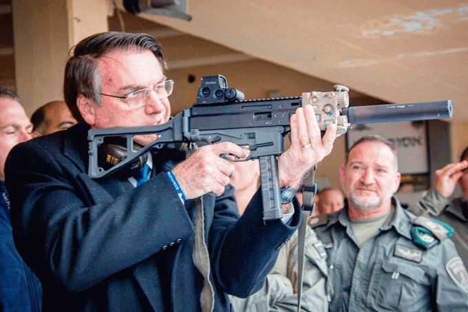 bolsonaro-com-arma-em-israel