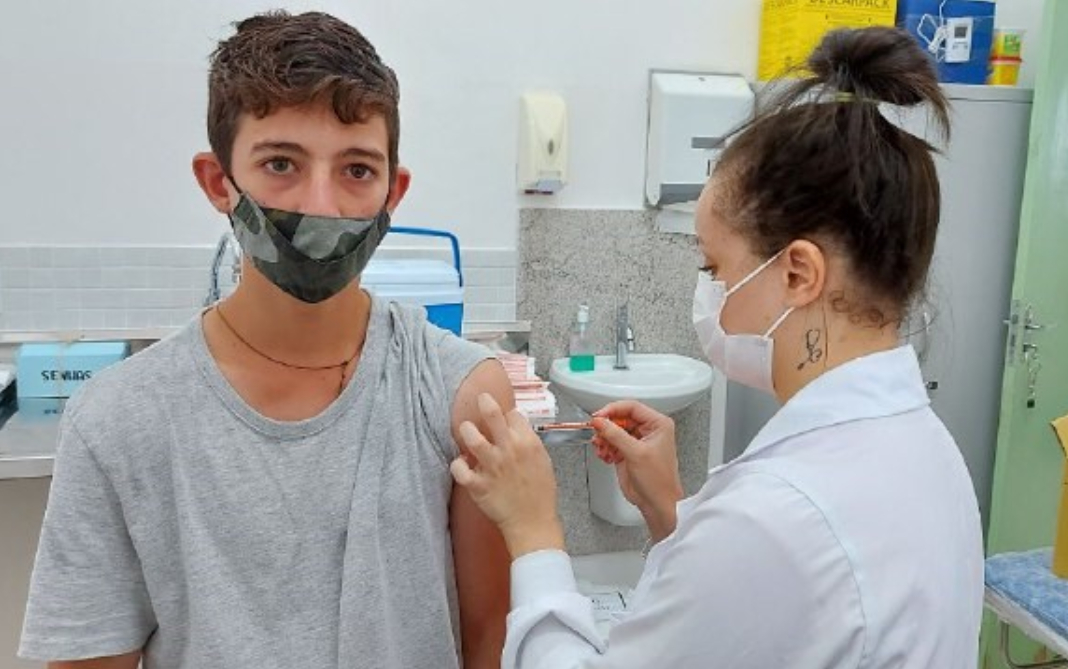 esbrasil_sesa_aplica_vacina_contra_covid_adolescente
