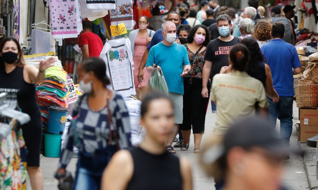 Foto_destaque_pessoas_com_máscaras_ES_Brasil