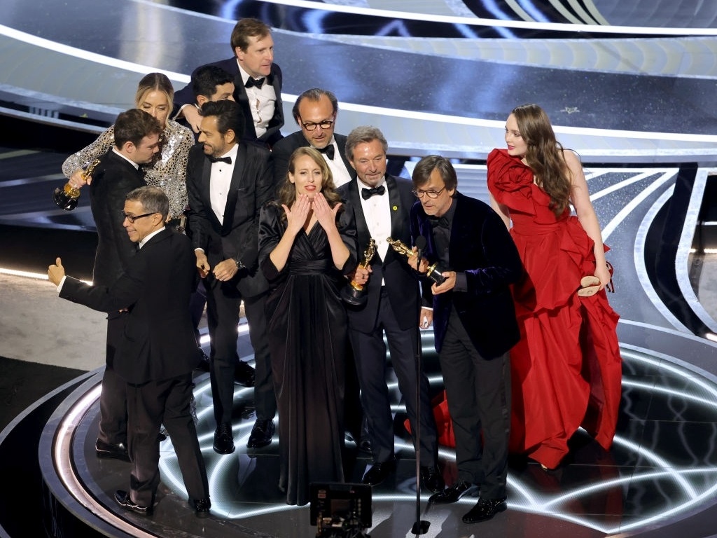 ESBrasil_elenco-e-equipe-de-no-ritmo-do-coracao-recebe-oscar-de-2022-de-melhor-filme