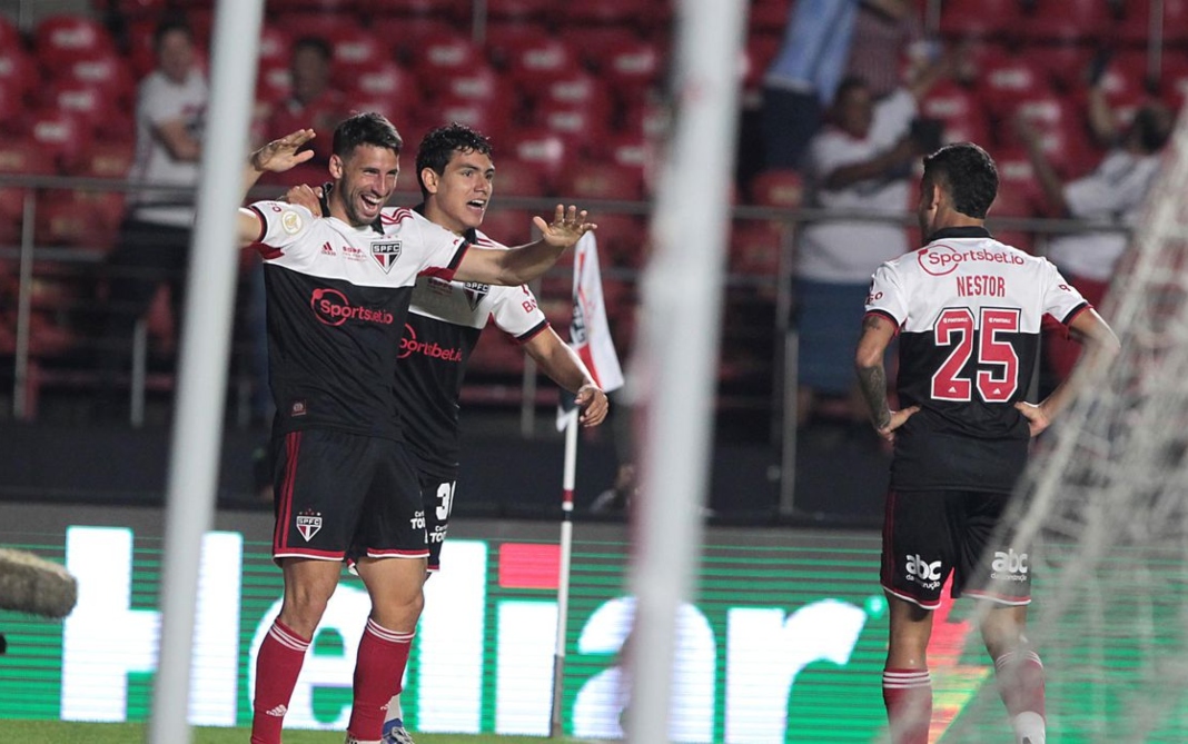 Com Calleri artilheiro, São Paulo bate o Coritiba no Morumbi - Foto: Rubens Chiri/saopaulofc.net/Direitos reservados