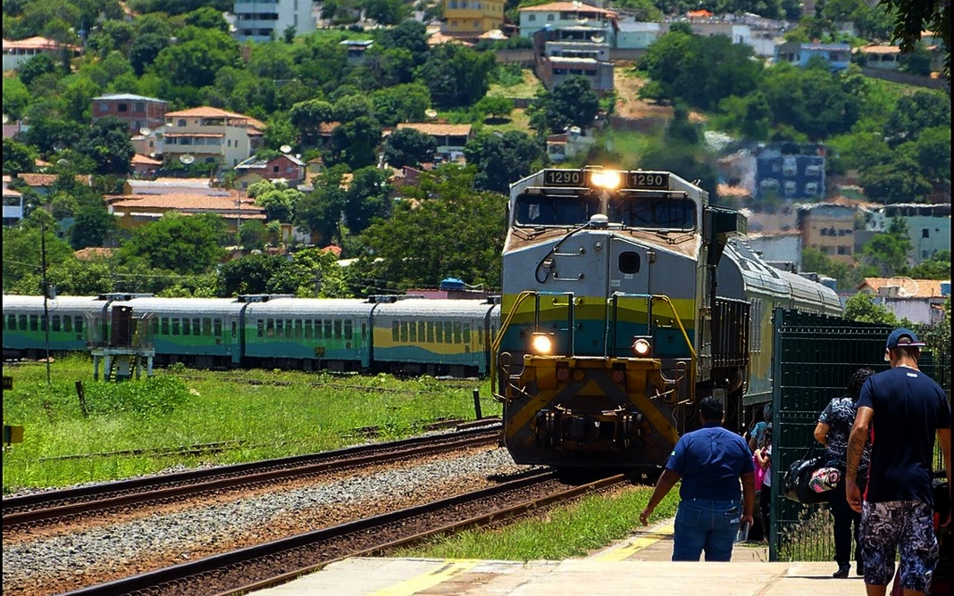 Deslizamento suspende circulação de trem de passageiros entre ES e MG - Foto: Reprodução Internet