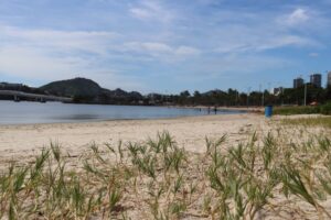 Praias de Vitória recebem limpeza especial após carnaval