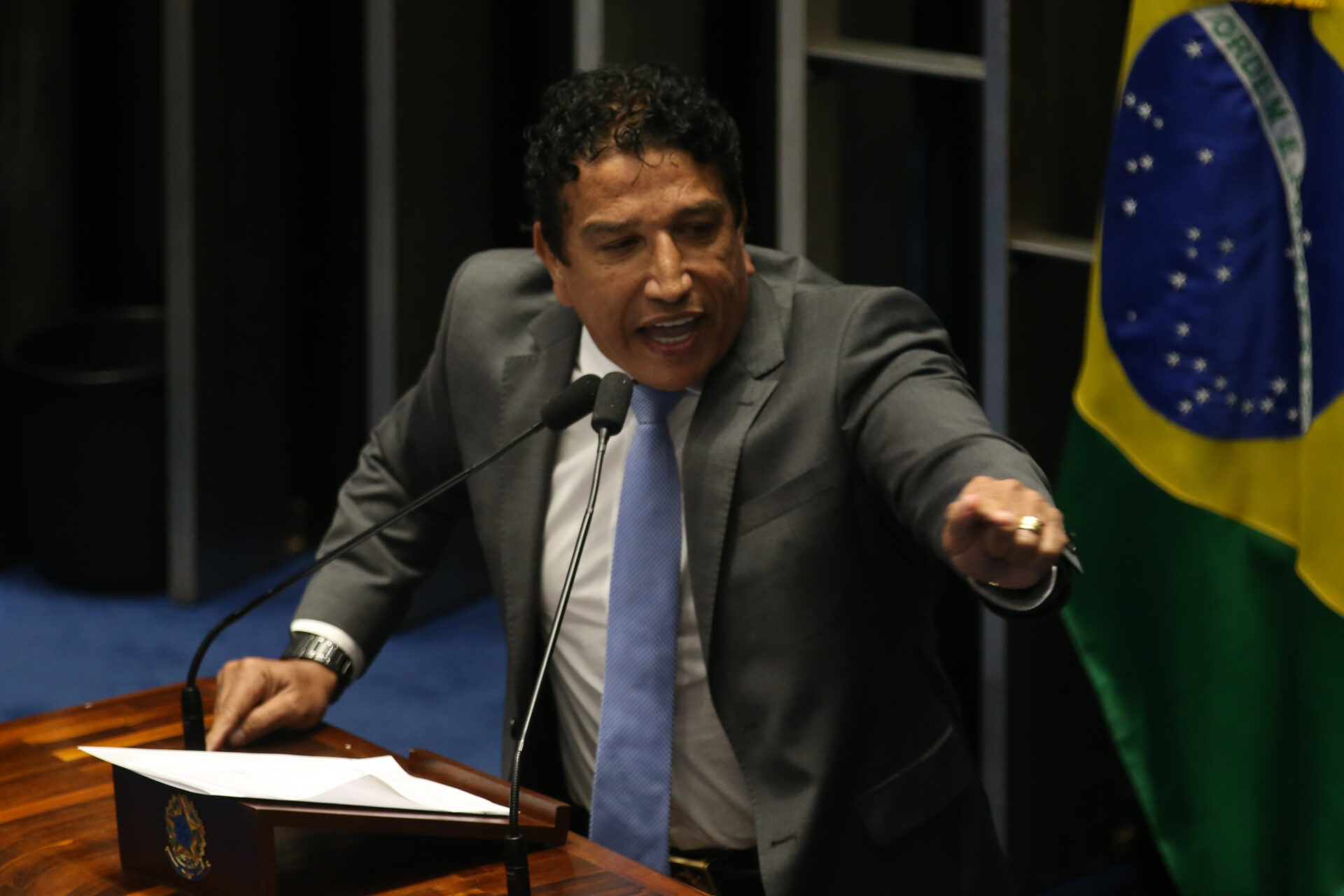 “Cadê os defensores da causa animal que não defendem o macaco?”, diz senador ao comentar racismo contra Vini Jr.