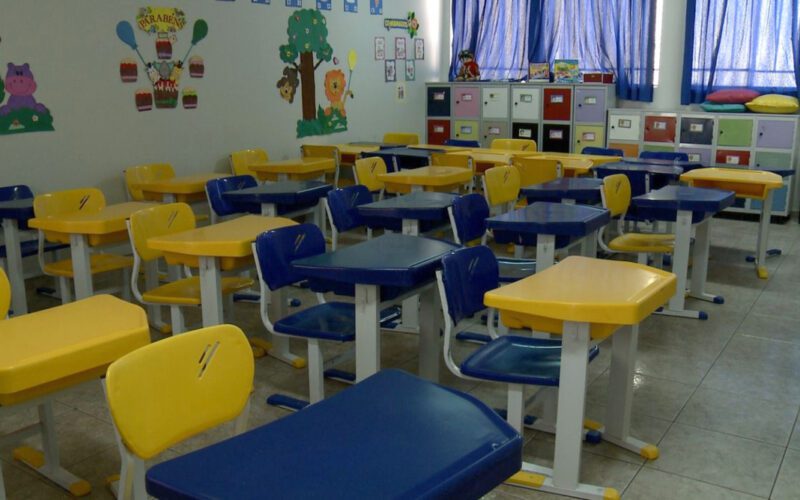 Parlamentar aponta para dados alarmantes do consumo de álcool e drogas entre adolescentes; Conselho seria responsável pela criação de políticas no ambiente acadêmico
