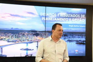 Vitória extinguirá 50 cargos comissionados e prevê economia