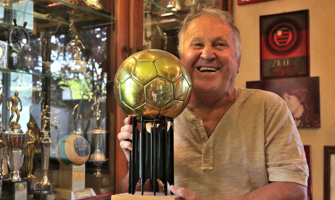 Zico supera cirurgia, faz 70 com programa na TV e livro com história de gols