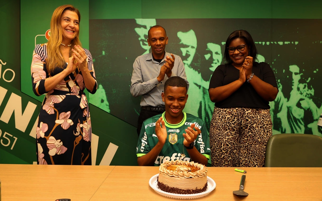 Estêvão completa 16 anos, ganha bolo e assina 1° contrato profissional com o Palmeiras - Foto: Cesar Greco/Palmeiras/by Canon