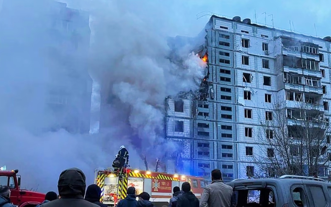 Rússia ataca Ucrânia, deixa 13 mortos e Zelenski promete resposta ao 'terror russo' - Foto: National Police of Ukraine via AP