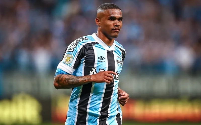 Douglas Costa tem prisão decretada pelo não pagamento de pensão alimentícia - Foto: Lucas Uebel/Grêmio/Divulgação