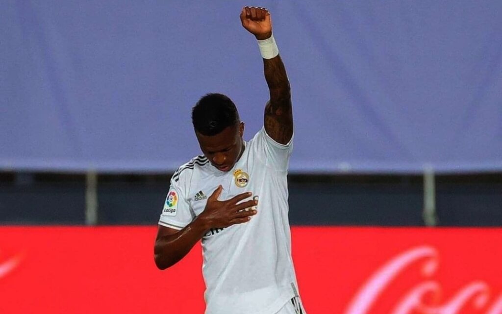 O jogador Vinicius Júnior, do Real Madrid, foi vítima de injúria racial pelos torcedores do Valência, em partida pelo campeonato espanhol. Foto: Reprodução Facebook / Real Madrid C.F Parachinar