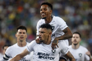 Gol de Tiquinho faz Fogão disparar na liderança