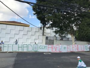 Organizada do Palmeiras protesta contra Leila Pereira: 'Vendeu o Scarpa pra comprar um avião' - Foto: Reprodução Instagram / @manchaverdetorcida