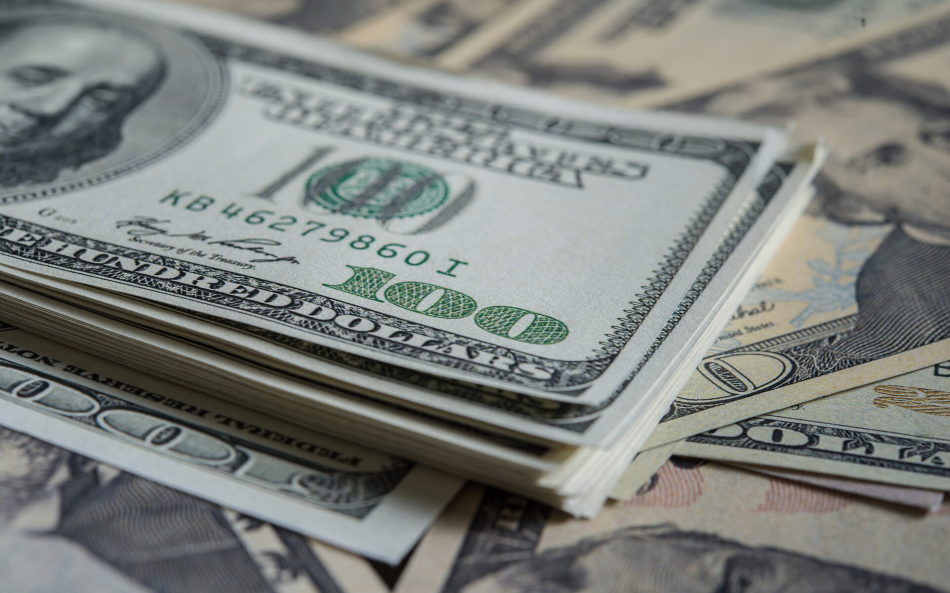 A balança comercial brasileira alcançou superávit de US$ 1,09 bilhão na 3ª semana de agosto. Entenda o desempenho de exportações e importações. Foto: Freepik