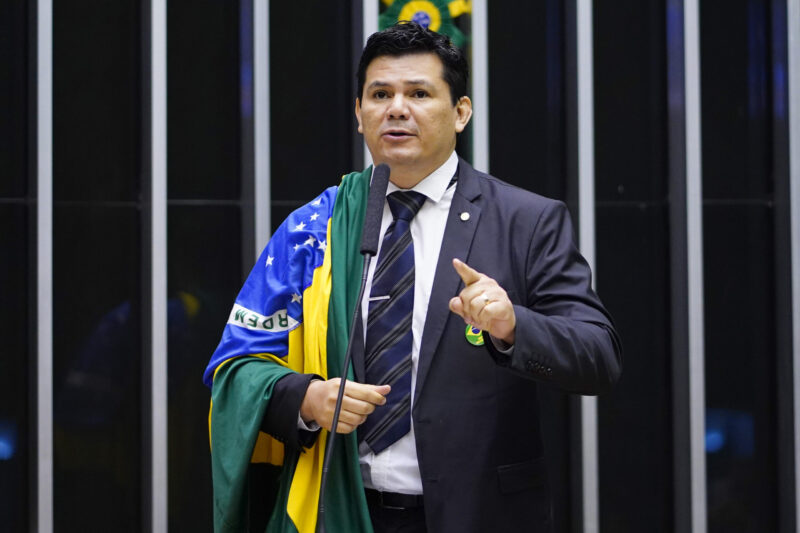 Durante discussão sobre a proposta da Reforma Tributária, Gilvan da Federal e deputado mineiro se desentenderam e tiveram de ser contidos