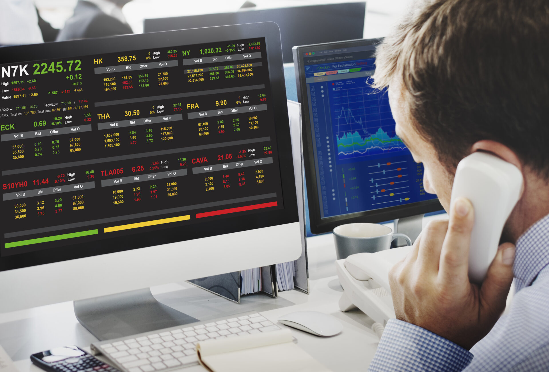 Ibovespa sobe, superando 137 mil pontos, impulsionado por balanços positivos e expectativa de afrouxamento monetário nos EUA, contrariando NY. Foto: Freepik