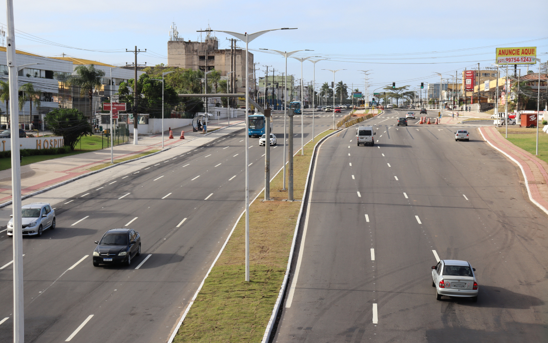 Vista do Viaduto Professora Sandra de Assis Malani para a BR-101.