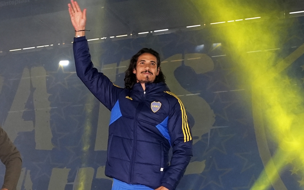 Cavani assume camisa 10 do Boca Jrs: 'Melhor clube para dar últimos passos da carreira' - Foto: Reprodução Twitter / @BocaJrsOficial