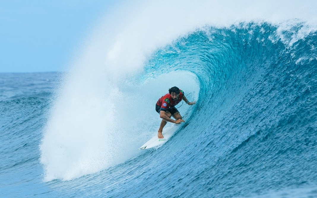 Yago Dora e Gabriel Medina avançam em Teahupoo e continuam na briga por vaga no Finals - Foto: @WSL / Beatriz Ryder